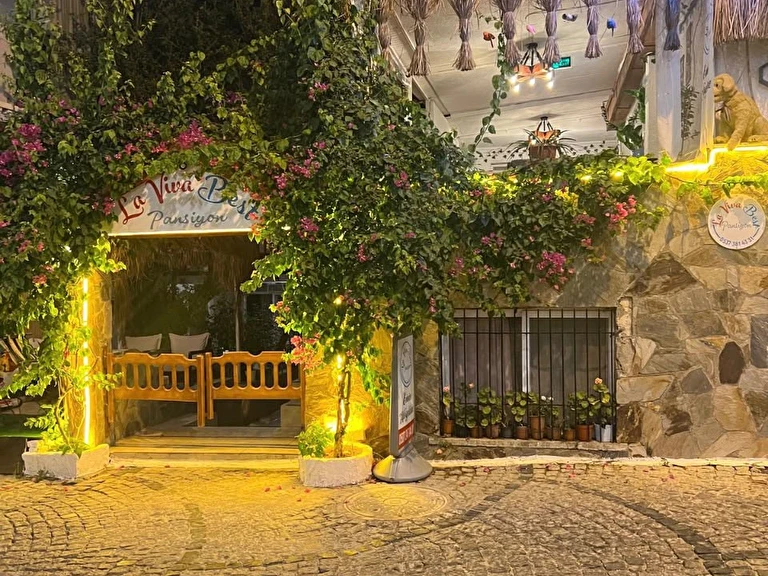 La Viva Best Pansiyon İzmir Çeşmeİsmet İnönü