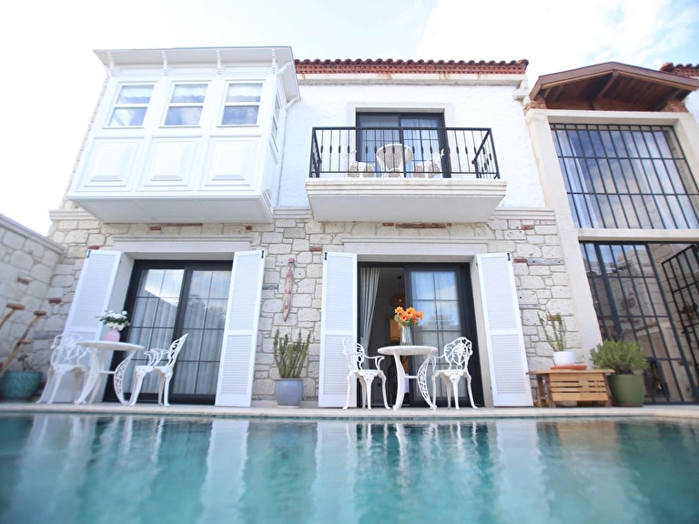 Thera Alaçatı (+12) İzmir Çeşme Alaçatı