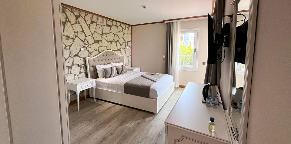 Noa Olive Garden Room