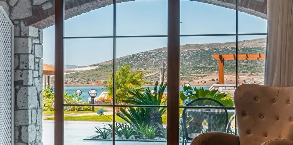 Noa Olive Sea Room