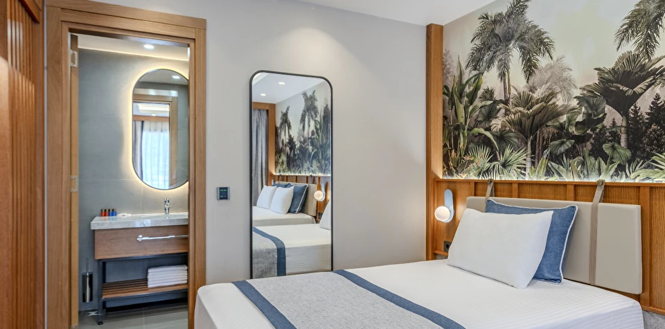 Deluxe Deniz Havuz ve Bahçe Manzaralı Oda