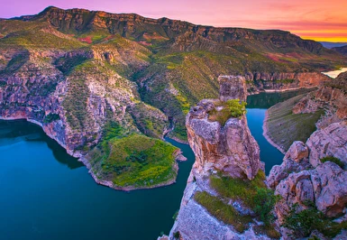 Antalya Çıkışlı Uçaklı Van'dan Diyarbakır'a Kadim Topraklar Hakkari Şırnak Turu / 4 Gece Otel Konaklaması