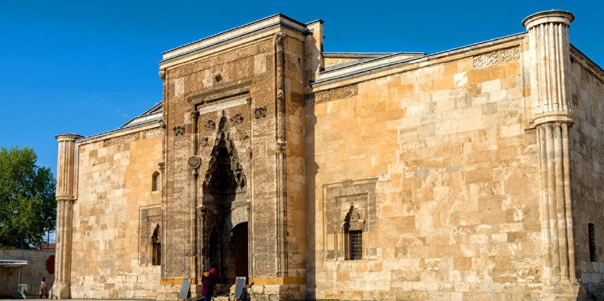 İş Ailem Özel İstanbul Çıkışlı Uçaklı Sivas Erzincan Tunceli Elazığ Kemaliye Turu 3 Gece Otel Konaklamalı