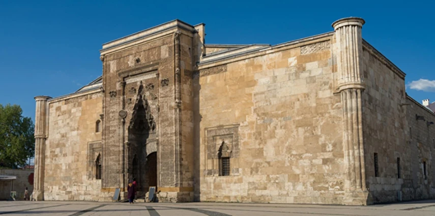 Yüksek Hızlı Tren ile Doğu Anadolu (Sivas Divriği Kemaliye Elazığ Tunceli Erzincan) Turu / 4 Gece Otel Konaklaması